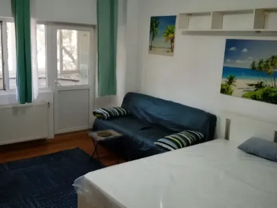închiriere garsonieră Sector 3 București living pat și canapea